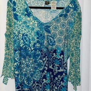 Women’s V-neck  3/4 belle sleeve top by Bill